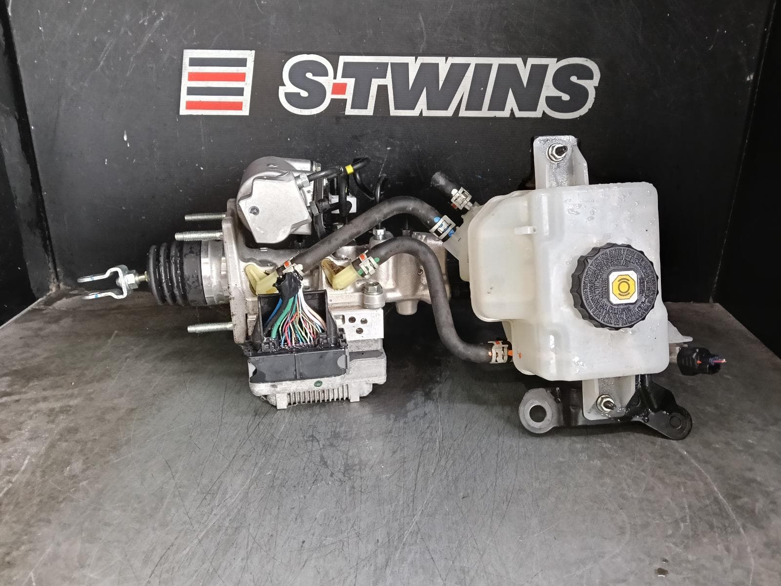Used auto part listing image: 2021 TOYOTA RAV4 ABS PUMP MODULATOR XA50, BRAKE BOOSTER PUMP ASSY (LH SIDE), HYBRID, 11/18-12/25 0000422995