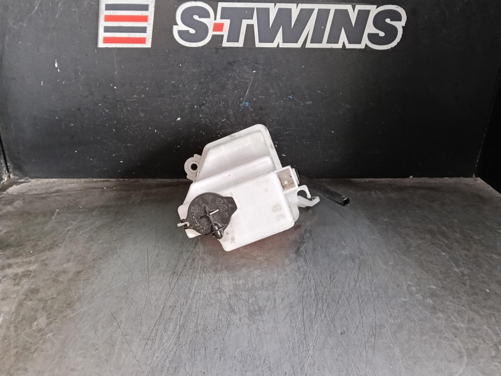 Used auto part listing image: 2021 TOYOTA RAV4 OVERFLOW BOTTLE XA50, 11/18-12/25 0000422996