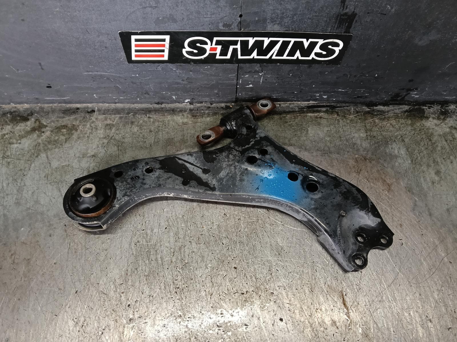 Used auto part listing image: 2021 TOYOTA RAV4 RIGHT FRONT LOWER CONTROL ARM XA50, 11/18-12/25 0000423014