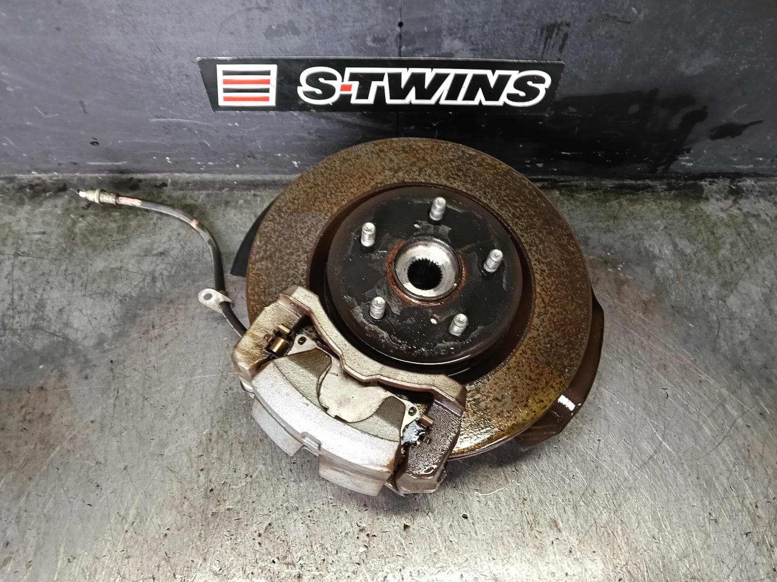 Used auto part listing image: 2021 TOYOTA RAV4 LEFT FRONT HUB ASSEMBLY XA50, FWD, 11/18-12/25 0000423015