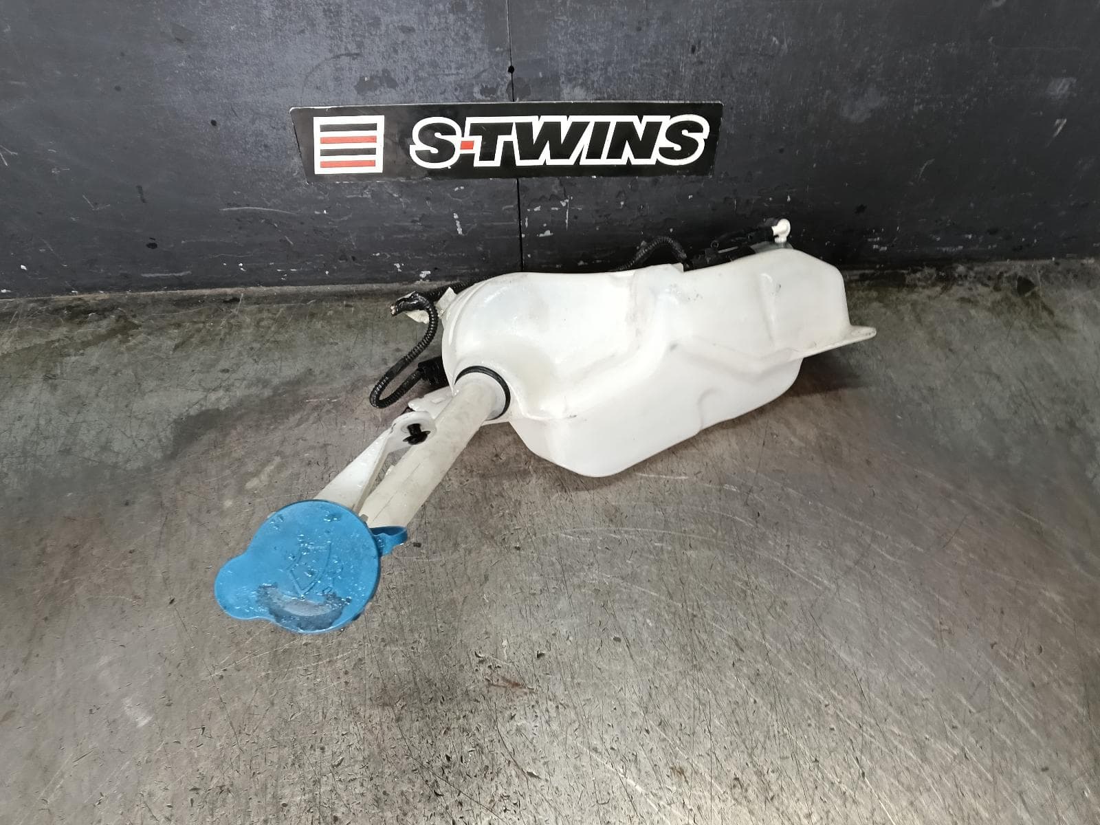 Used auto part listing image: 2010 NISSAN DUALIS WASHER BOTTLE J10, 10/07-05/14 0000423094