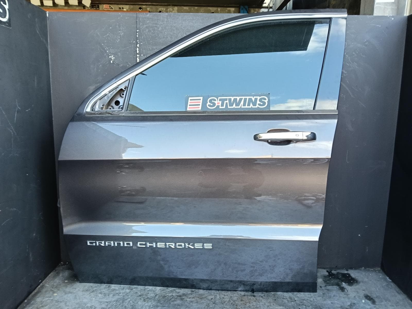 Used auto part listing image: 2014 JEEP GRANDCHEROKEE LEFT FRONT DOOR WK, NON MOULD TYPE, 10/10-02/22 0000423259