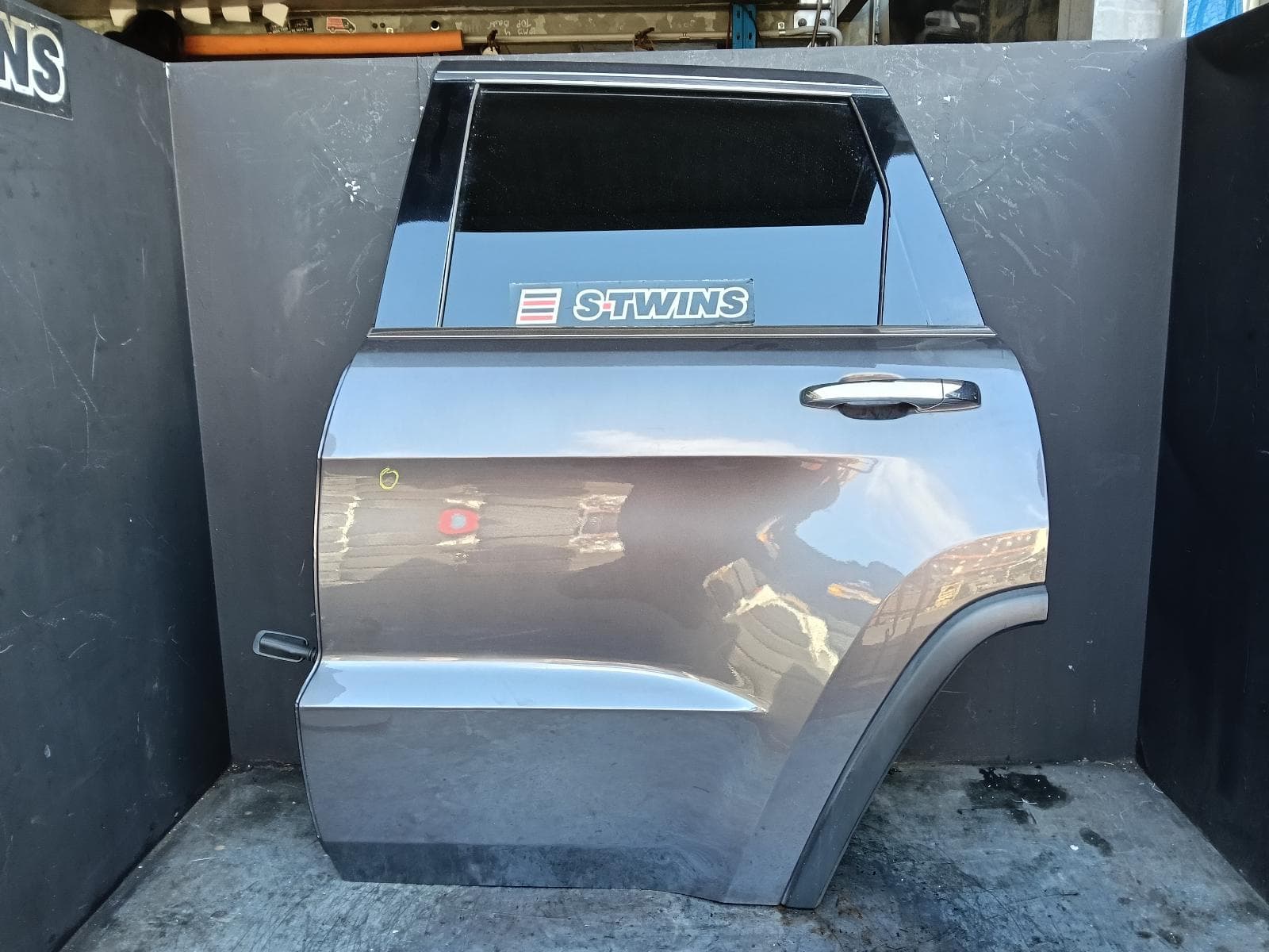 Used auto part listing image: 2014 JEEP GRANDCHEROKEE LEFT REAR DOOR SLIDING WK, NON MOULD TYPE, NON SRT/SRT8, 10/10-02/22 0000423258