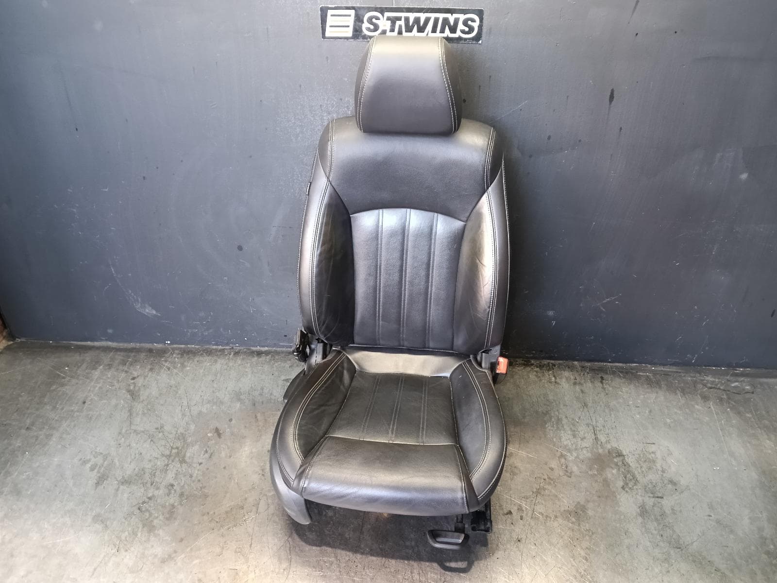 Used auto part listing image: 2014 HOLDEN CRUZE FRONT SEAT RH FRONT, JH, HATCH/WAGON, LEATHER, 03/11-01/17 0000423300