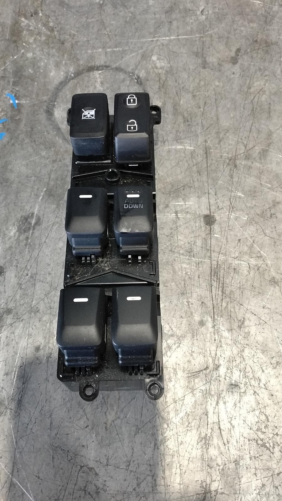 Used auto part listing image: 2015 KIA CERATO PWR DR WIND SWITCH RH FRONT (MASTER SWITCH), YD, SEDAN/HATCH, W/ AUTO ON RIGHT ONLY TYPE, 04/13-05/18 0000421652