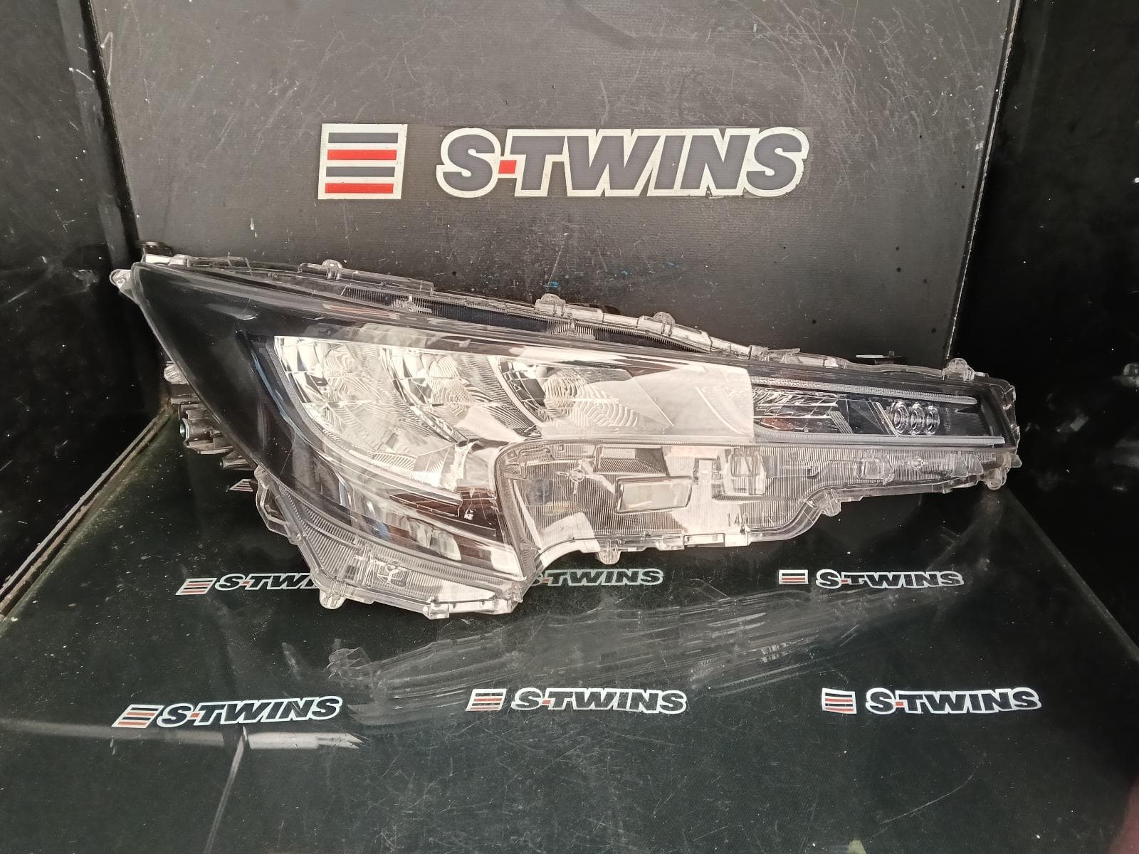 Used auto part listing image: 2025 TOYOTA COROLLA RIGHT HEADLAMP E210, HATCH/WAGON, W/ Bi-LED, NON PROJECTOR TYPE, 07/18- 0000420657