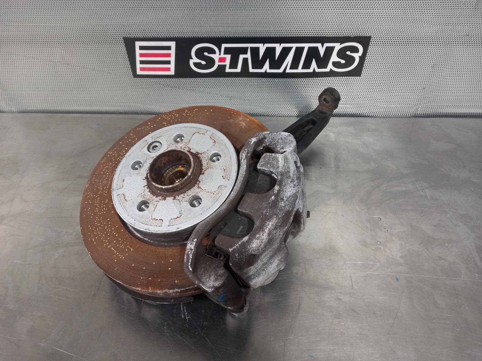 Used auto part listing image: 2016 VOLKSWAGEN AMAROK LEFT FRONT HUB ASSEMBLY AUTO, RWD/AWD, DIESEL, 2.0, 2H, 10/10-09/22 0000155276