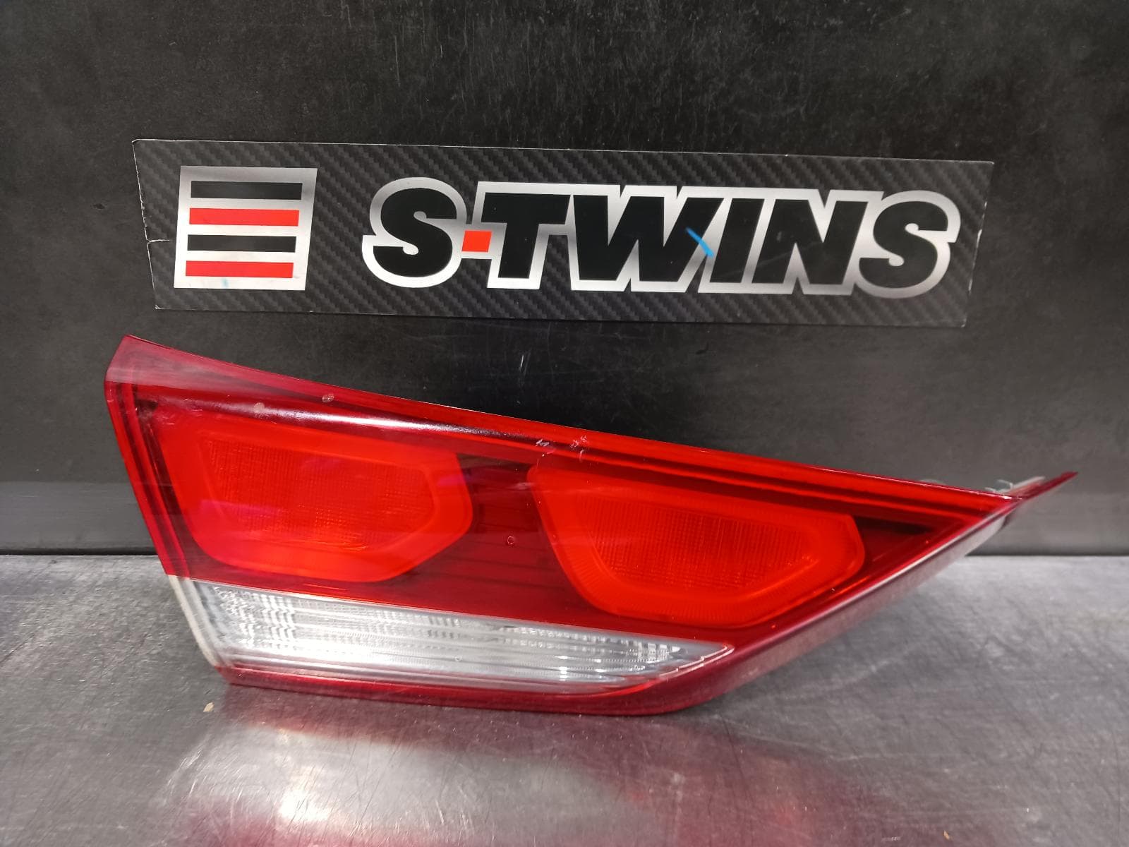 Used auto part listing image: 2017 HYUNDAI ELANTRA REAR GARNISH BOOTLID LAMP (RH SIDE), AD, STANDARD TYPE, 12/15-09/18 0000240296