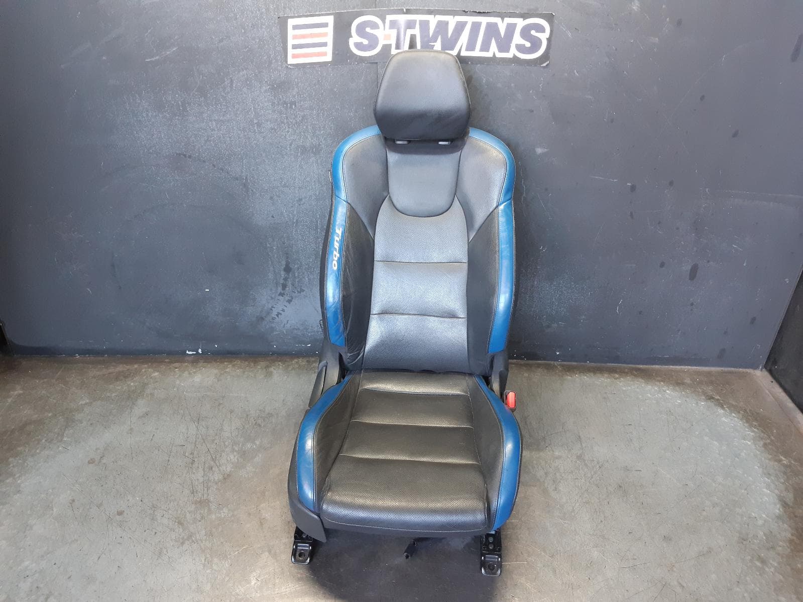 Used auto part listing image: 2016 HYUNDAI VELOSTER FRONT SEAT RH FRONT, FS, LEATHER, BLACK, TURBO, BLUE TRIM, 07/12-02/18 0000233499