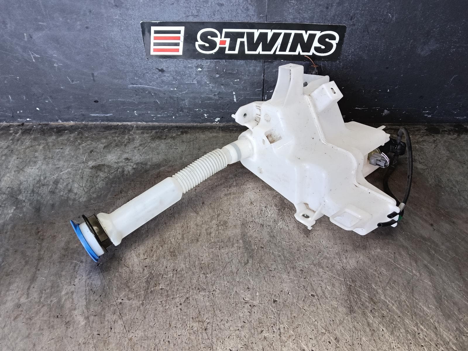 Used auto part listing image: 2020 MAZDA CX30 WASHER BOTTLE DM, 10/19- 0000423328