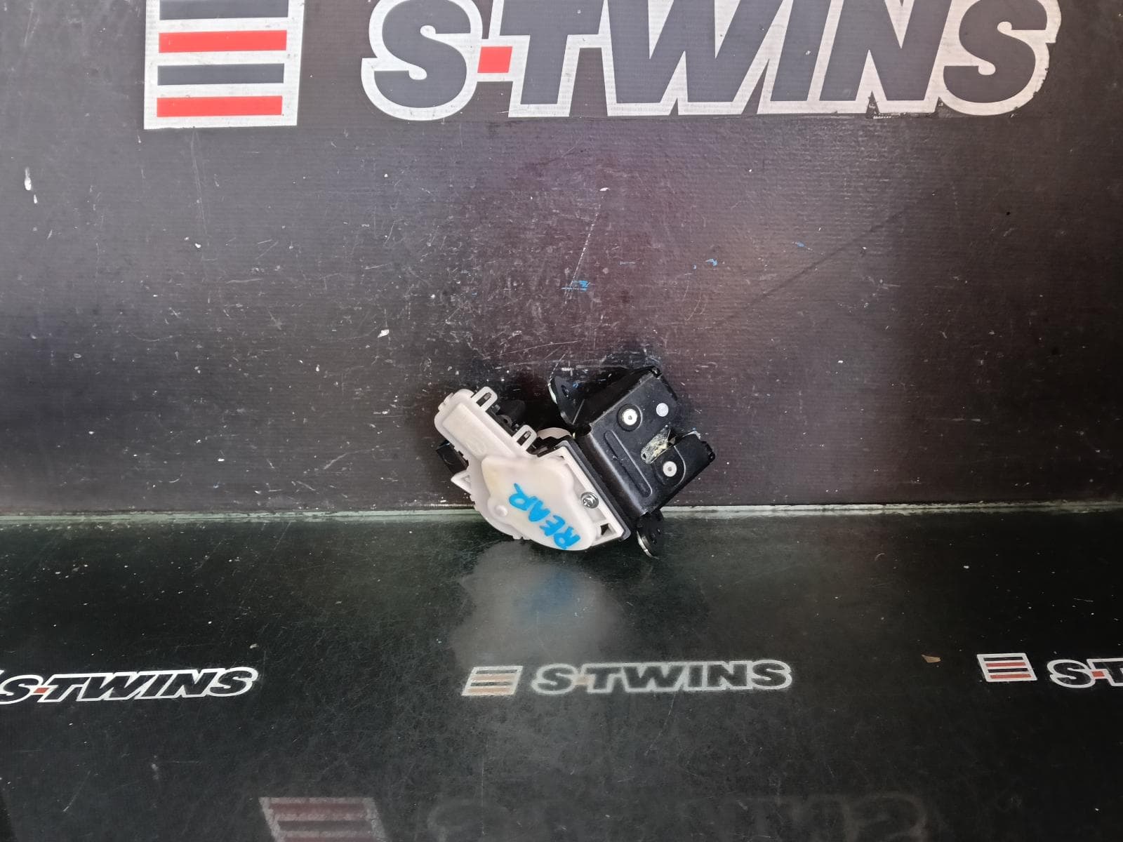 Used auto part listing image: 2020 MAZDA CX30 DOOR BOOT GATE LOCK TAILGATE LOCK, NON POWER LIFTGATE TYPE, DM, 10/19- 0000423333