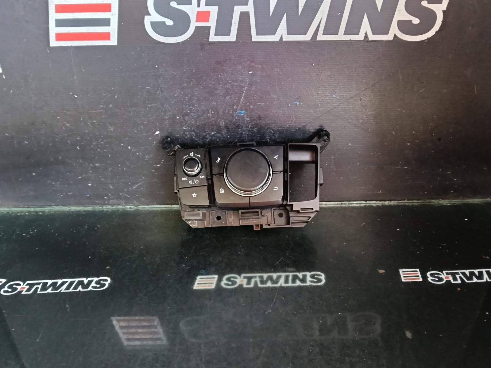 Used auto part listing image: 2020 MAZDA CX30 COMMANDER CONTROLS (MULTIMEDIA CONTROL SWITCH), DM, 10/19- 0000423344