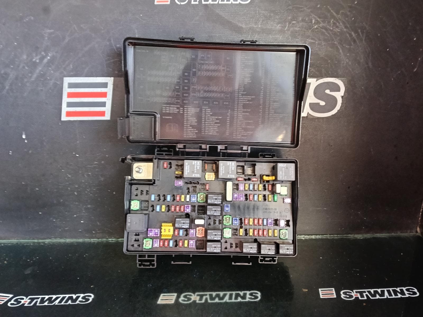 Used auto part listing image: 2014 JEEP GRANDCHEROKEE FUSE BOX ENGINE BAY, PETROL, 3.6, WK, 03/13-09/16 0000423394