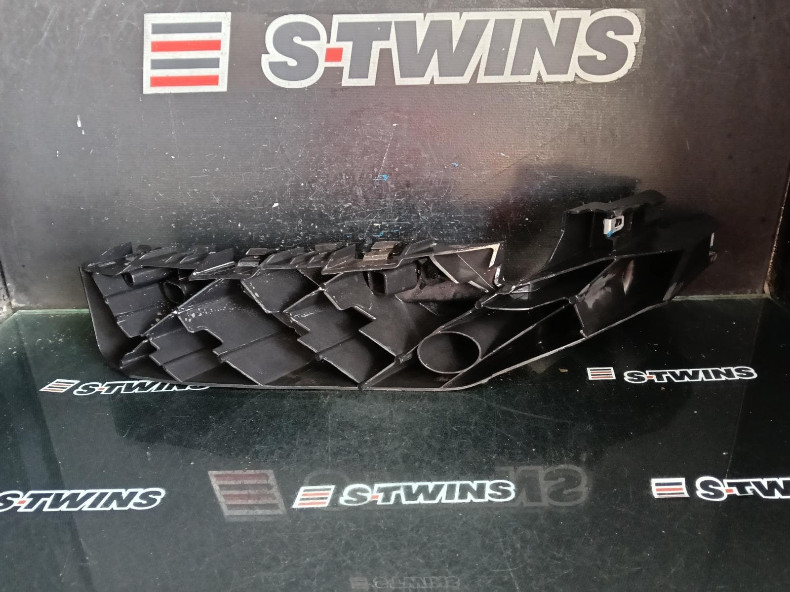 Used auto part listing image: 2014 JEEP GRANDCHEROKEE RADIATOR SUPPORT LOWER HEADLAMP PANEL (LH SIDE), WK, 04/13-02/22 0000423385