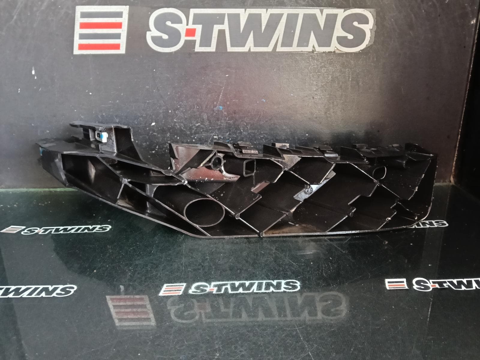 Used auto part listing image: 2014 JEEP GRANDCHEROKEE RADIATOR SUPPORT LOWER HEADLAMP PANEL (RH SIDE), WK, 04/13-02/22 0000423386
