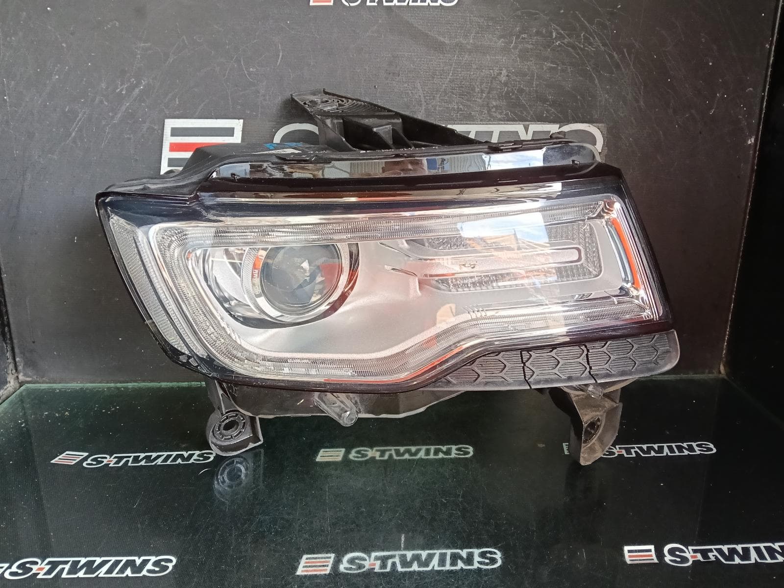 Used auto part listing image: 2014 JEEP GRANDCHEROKEE RIGHT HEADLAMP WK, LAREDO/LIMITED/OVERLAND/SUMMIT, XENON, NON AFS TYPE (LM2), 04/13-09/16 0000423381