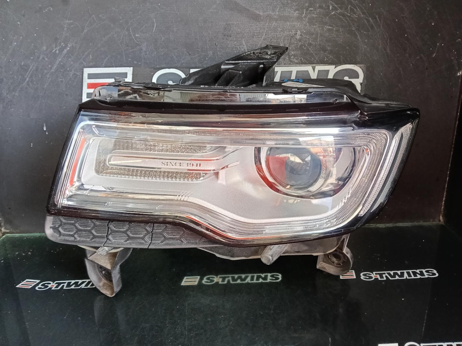 Used auto part listing image: 2014 JEEP GRANDCHEROKEE LEFT HEADLAMP WK, LAREDO/LIMITED/OVERLAND/SUMMIT, XENON, NON AFS TYPE (LM2), 04/13-09/16 0000423380