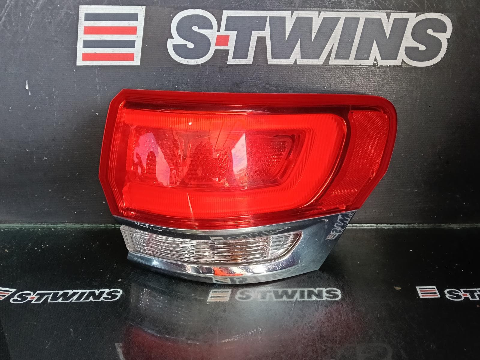 Used auto part listing image: 2014 JEEP GRANDCHEROKEE RIGHT TAILLIGHT WK, LAREDO/OVERLAND/LIMITED, W/ CHROME BEZEL, 04/13-02/22 0000423382