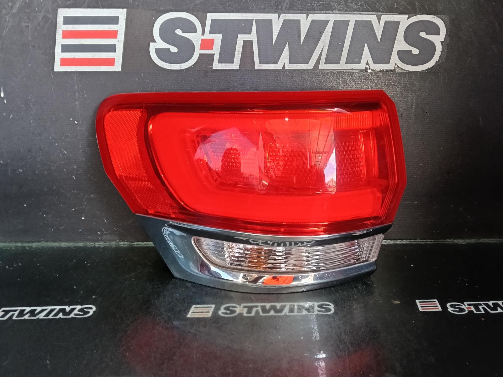 Used auto part listing image: 2014 JEEP GRANDCHEROKEE LEFT TAILLIGHT WK, LAREDO/OVERLAND/LIMITED, W/ CHROME BEZEL, 04/13-02/22 0000423383