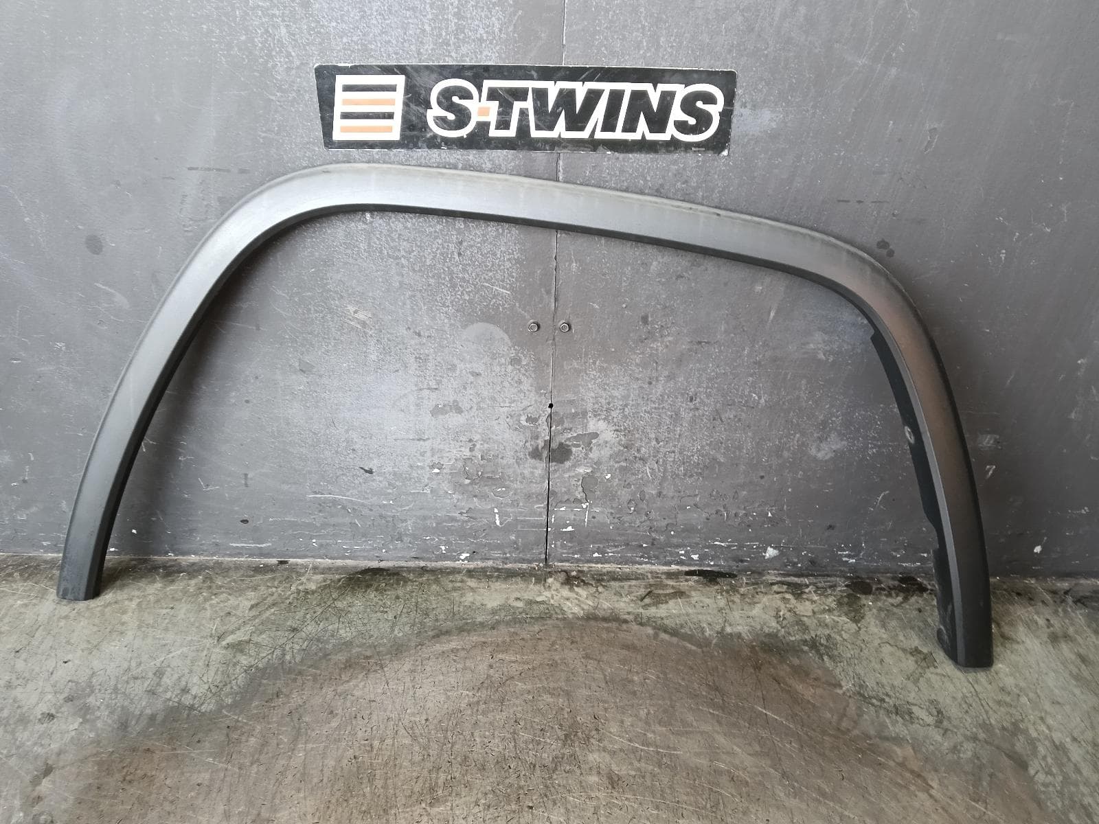 Used auto part listing image: 2014 JEEP GRANDCHEROKEE WHEEL ARCH FLARE WK, RH FRONT, NON PAINTED, 10/10-09/16 0000423377