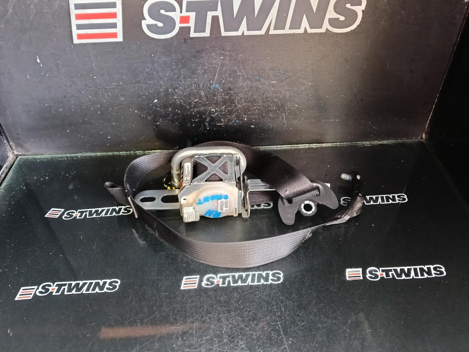 Used auto part listing image: 2014 JEEP GRANDCHEROKEE SEAT BELT STALK RH FRONT, SEAT BELT ONLY, WK, 09/12-08/18 0000423392