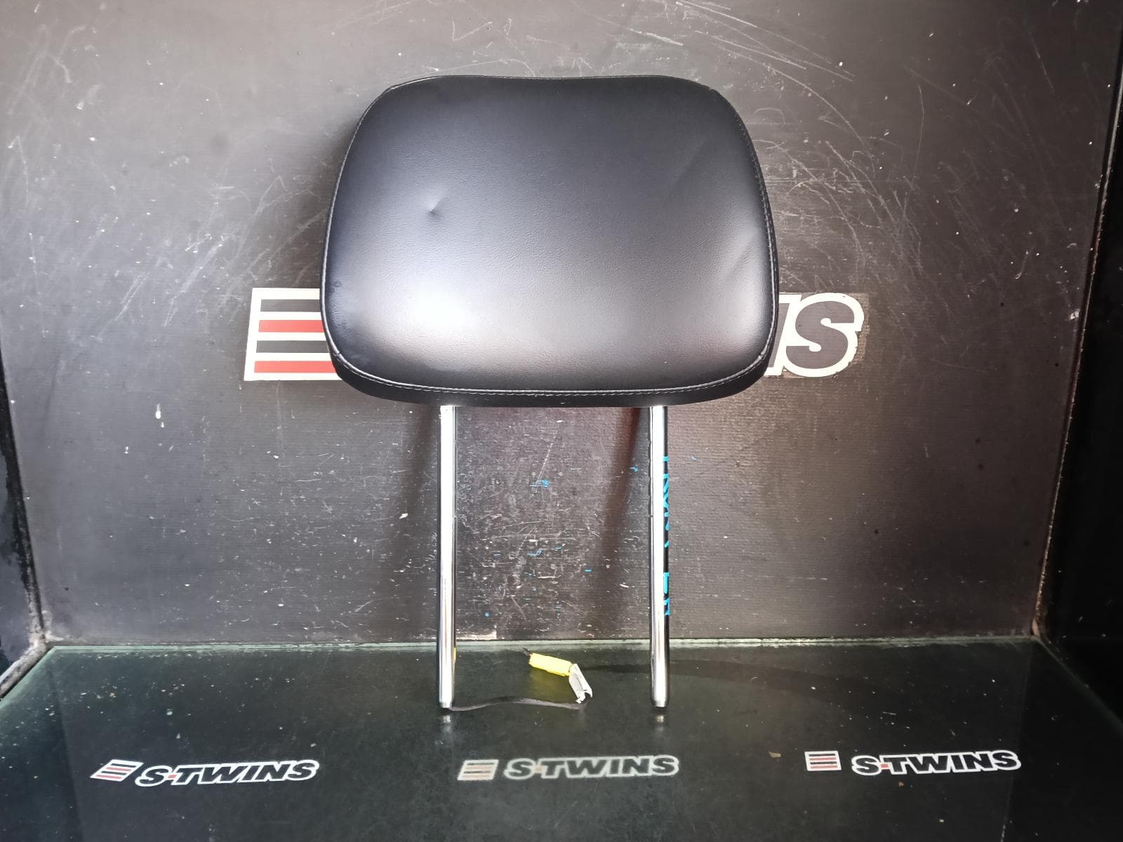 Used auto part listing image: 2014 JEEP GRANDCHEROKEE HEADREST LH FRONT, LEATHER, BLACK, W/ WHITE STITCHING, WK, 10/10-02/22 0000423387