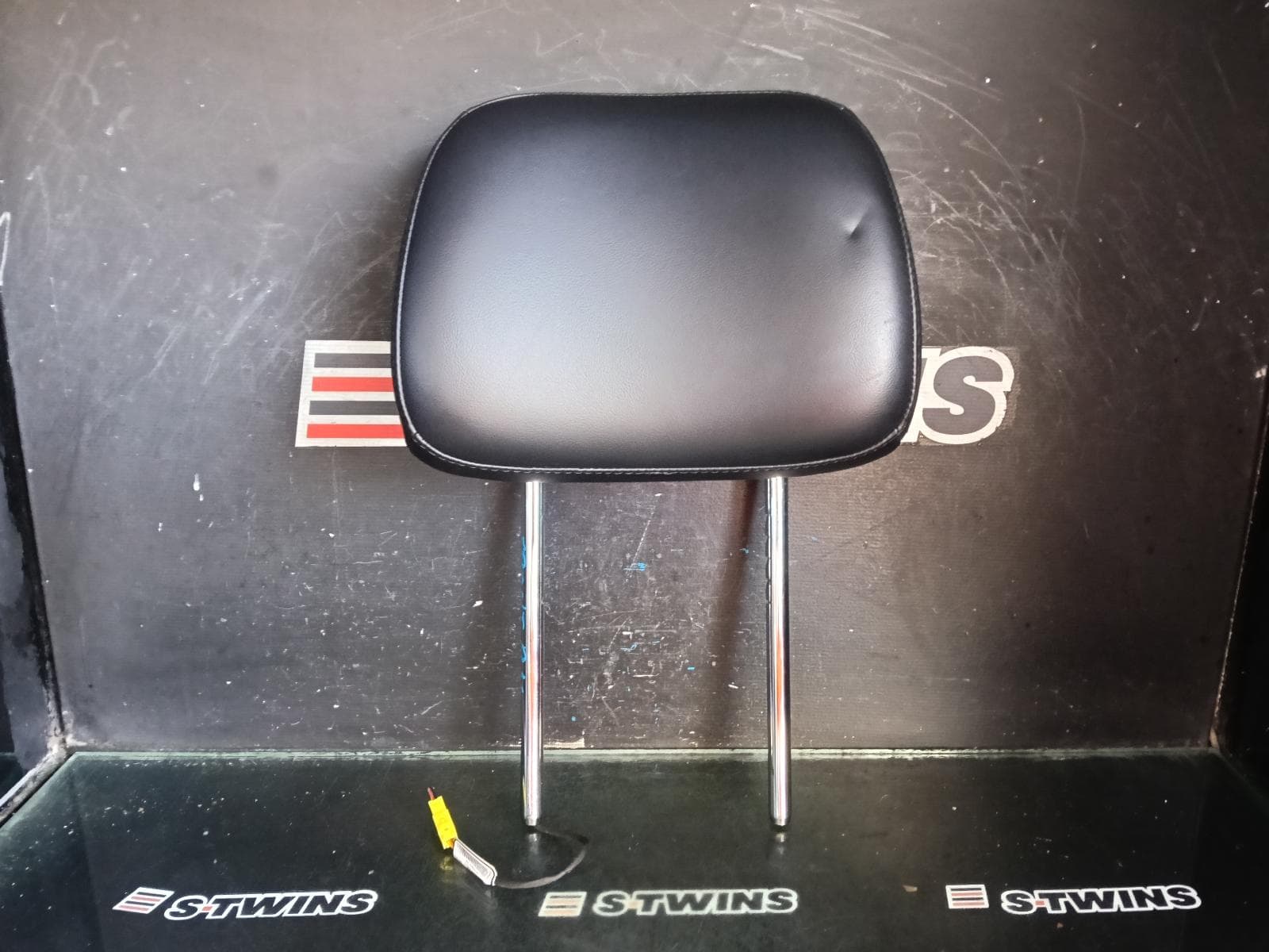 Used auto part listing image: 2014 JEEP GRANDCHEROKEE HEADREST RH FRONT, LEATHER, BLACK, W/ WHITE STITCHING, WK, 10/10-02/22 0000423388