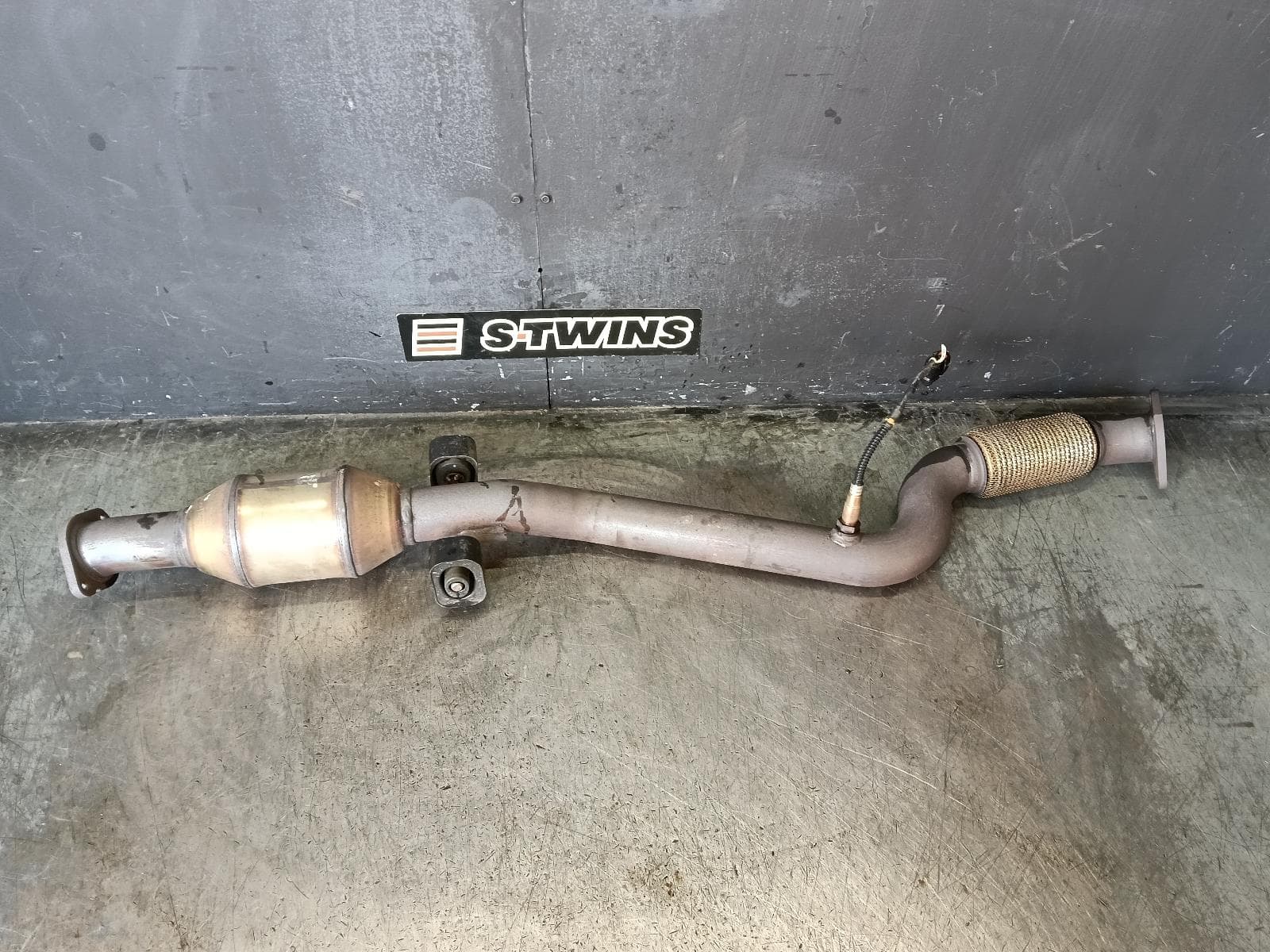 Used auto part listing image: 2014 HOLDEN CRUZE CATALYTIC CONVERTER CATALYTIC CONVERTER, 1.6, PETROL, JH, 03/13-01/17 0000423357