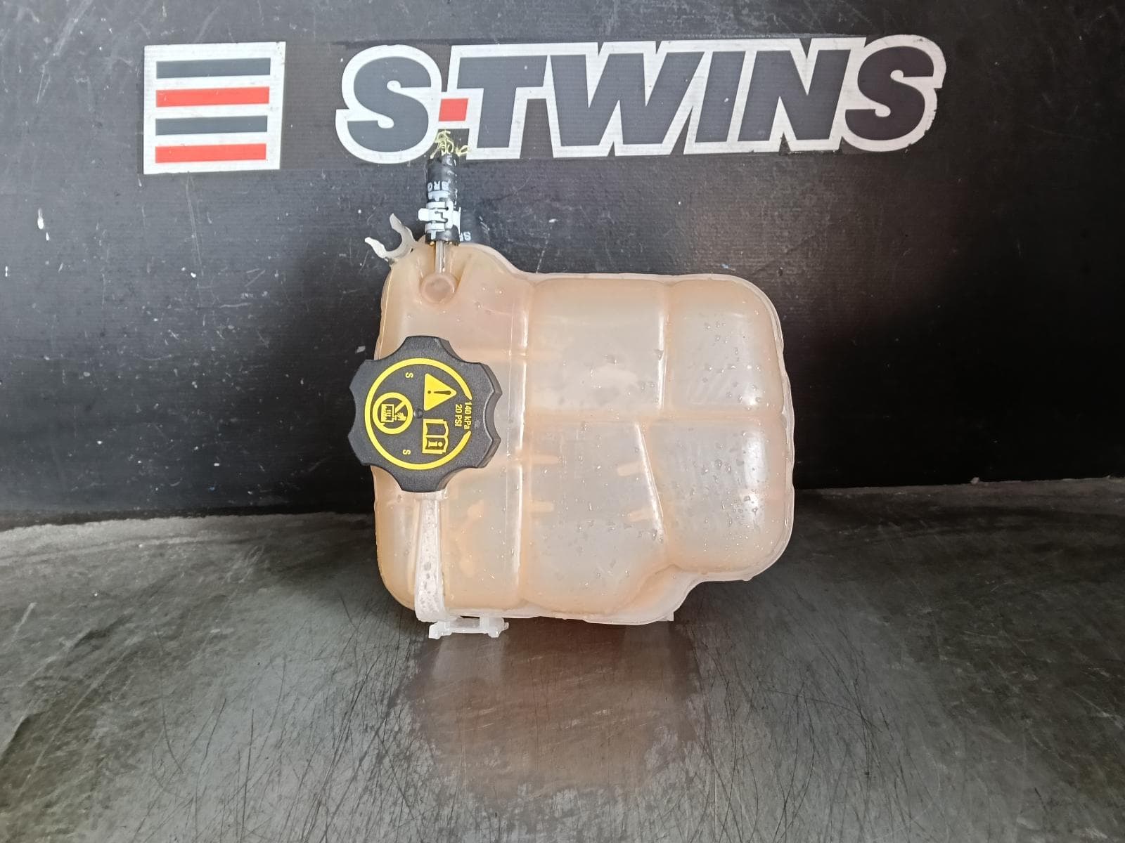 Used auto part listing image: 2014 HOLDEN CRUZE OVERFLOW BOTTLE JH, 03/11-01/17 0000423362