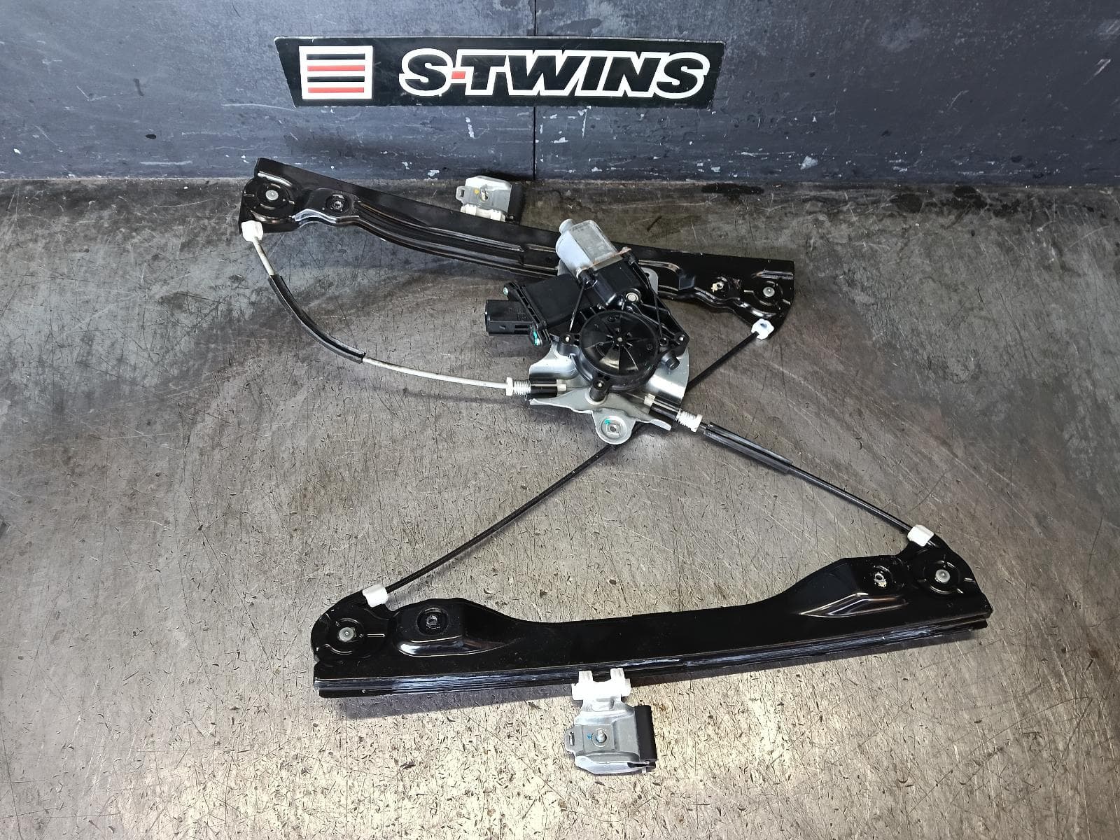 Used auto part listing image: 2014 HOLDEN CRUZE RIGHT FRONT WINDOW REG MOTOR DOOR REG ASSY (REG AND MOTOR), JH, 03/11-01/17 0000423369