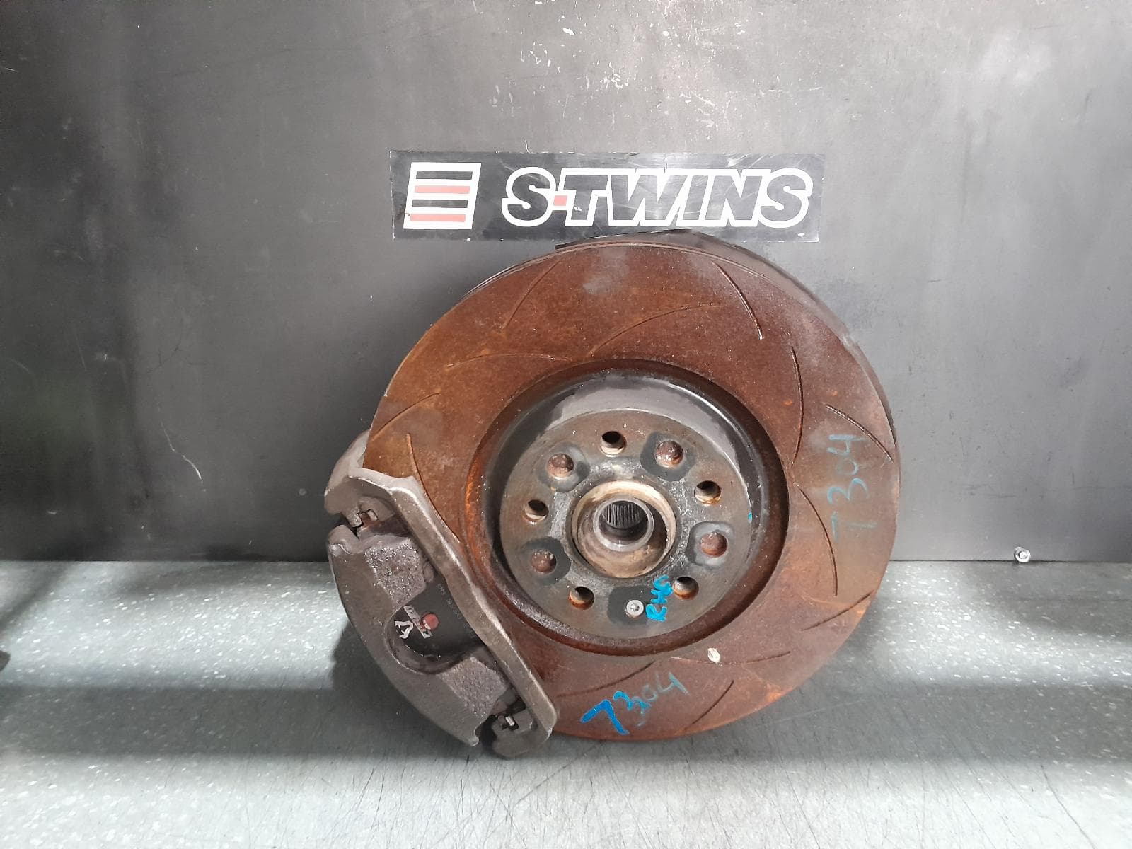 Used auto part listing image: 2016 SKODA SUPERB RIGHT FRONT HUB ASSEMBLY AWD/FWD, NP, 03/16- 0000343706