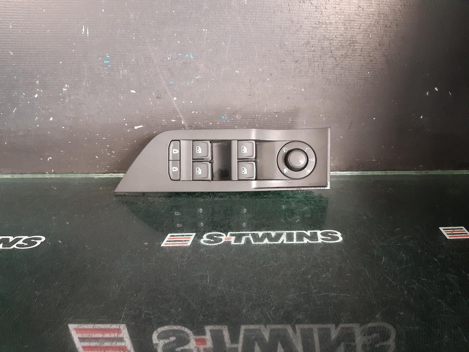 Used auto part listing image: 2018 SKODA SUPERB PWR DR WIND SWITCH RH FRONT (MASTER SWITCH), NP, WAGON, 03/16- 0000281778