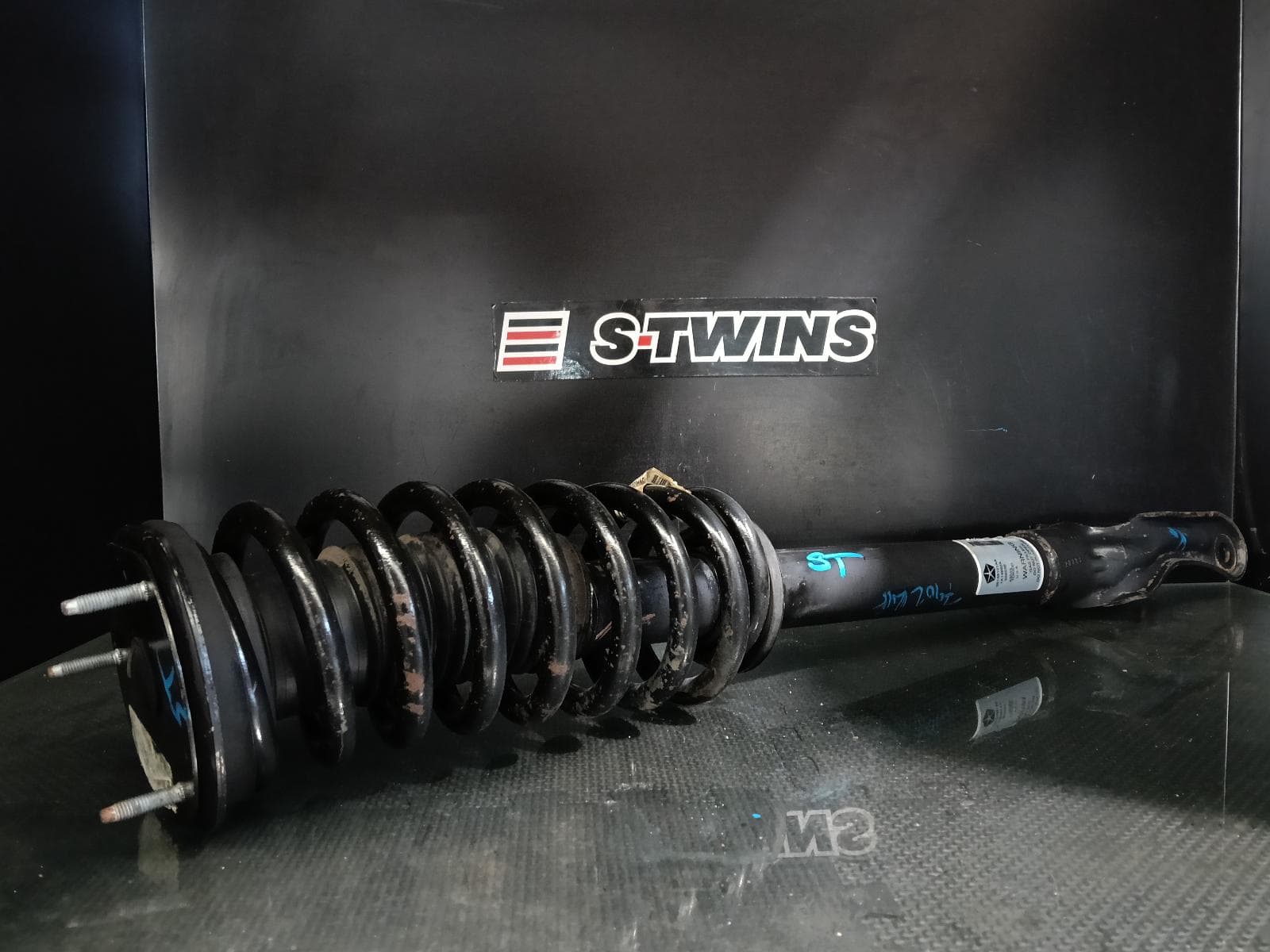 Used auto part listing image: 2012 JEEP GRANDCHEROKEE RIGHT FRONT STRUT WK, STANDARD TYPE, 4WD, 10/10-09/16 0000423680