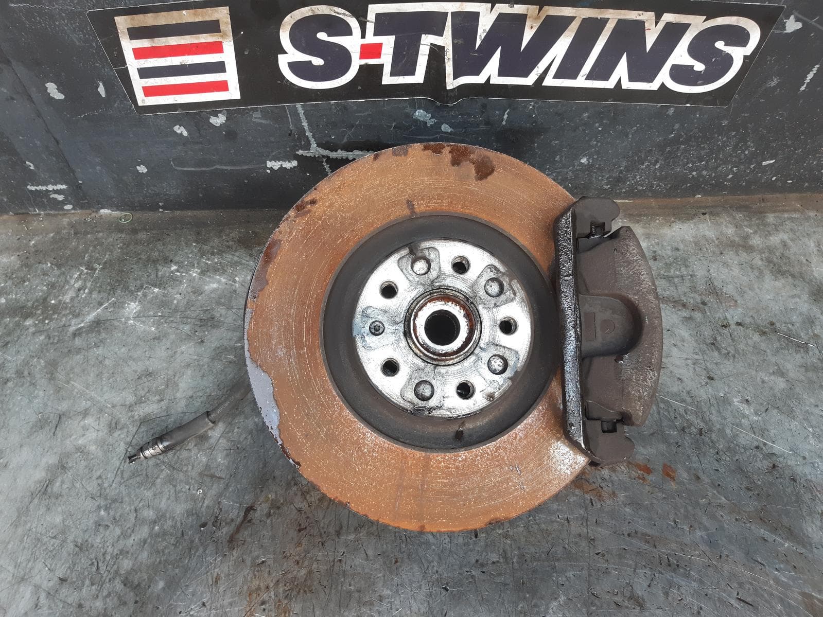 Used auto part listing image: 2020 SKODA SUPERB RIGHT FRONT HUB ASSEMBLY AWD/FWD, NP, 03/16- 0000304806