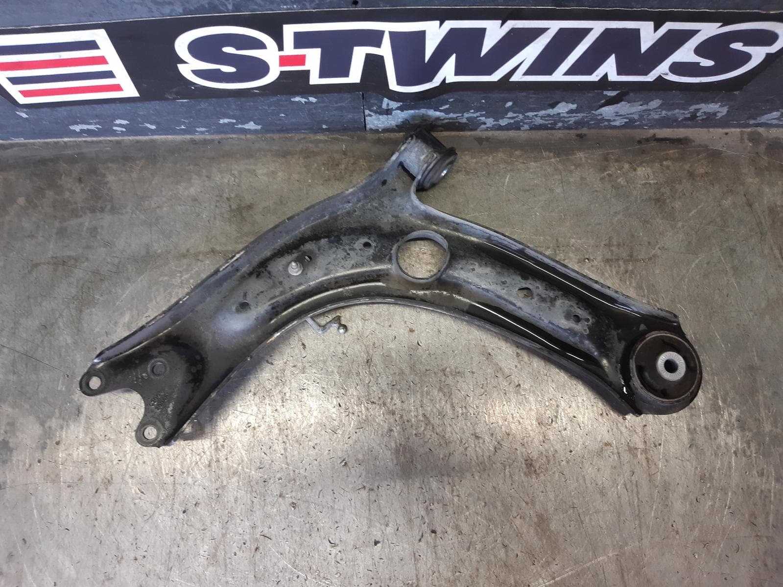 Used auto part listing image: 2020 SKODA SUPERB RIGHT FRONT LOWER CONTROL ARM NP, 03/16- 0000304808