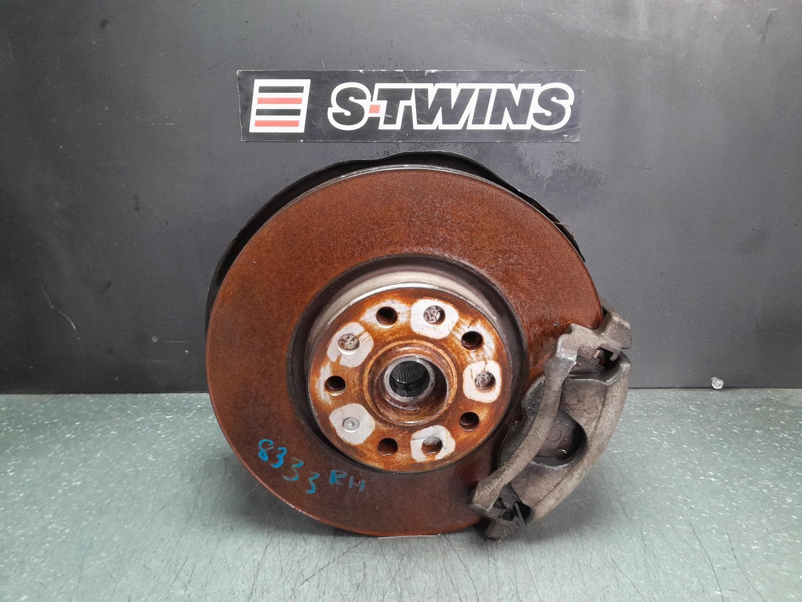 Used auto part listing image: 2017 SKODA SUPERB RIGHT FRONT HUB ASSEMBLY AWD/FWD, NP, 03/16- 0000347711