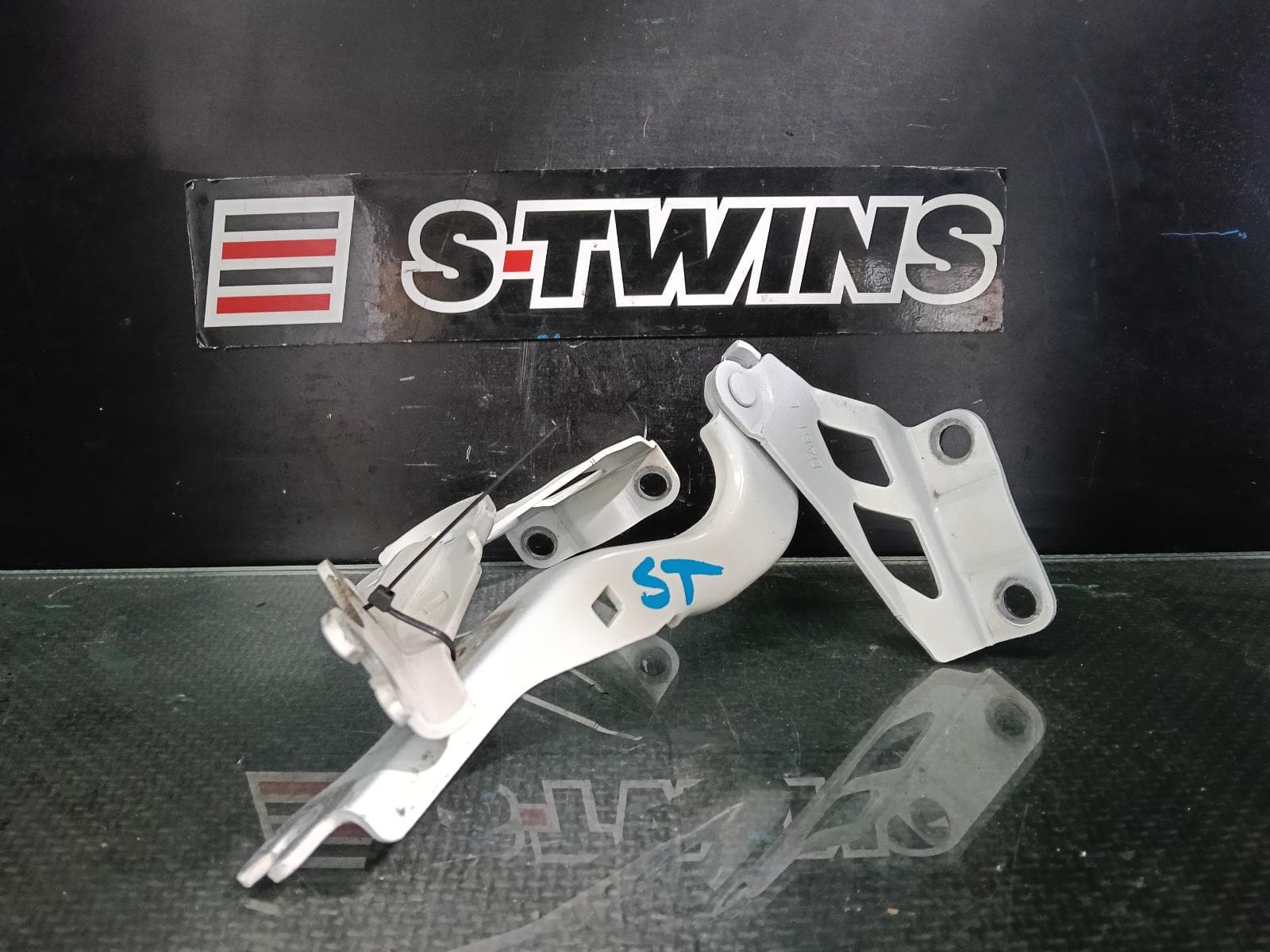 Used auto part listing image: 2025 MAZDA 2 BONNET HINGE STRUT HINGES (PAIR), DJ /DL, 09/14- 0000423590