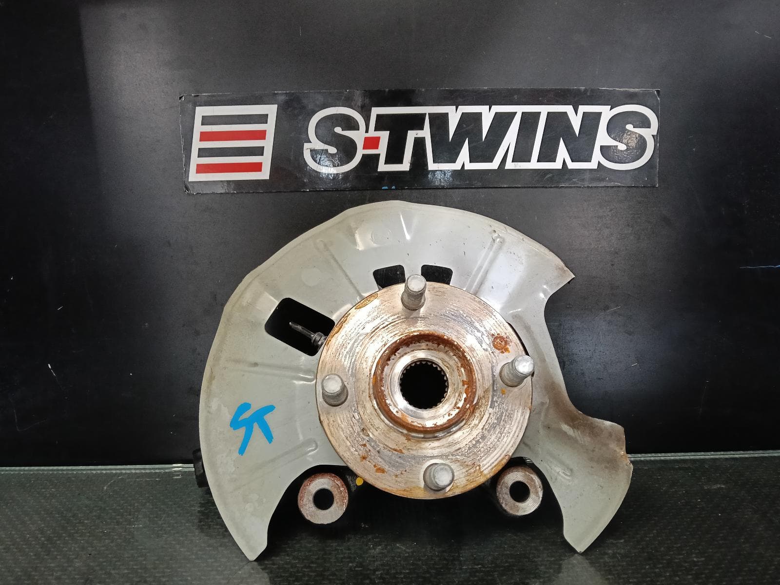 Used auto part listing image: 2025 MAZDA 2 LEFT FRONT HUB ASSEMBLY DJ/DL, 09/14- 0000423596