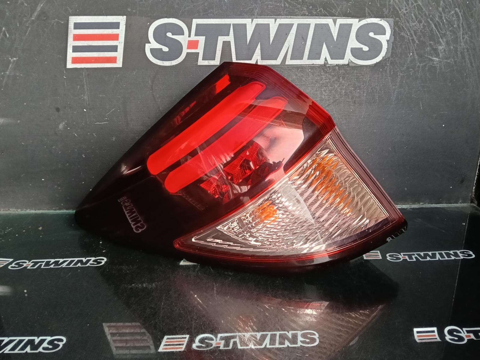 Used auto part listing image: 2018 HONDA HRV LEFT TAILLIGHT RU, VTi-S/VTi-L, OPTICAL GUIDE TYPE, 12/14-06/18 0000395341