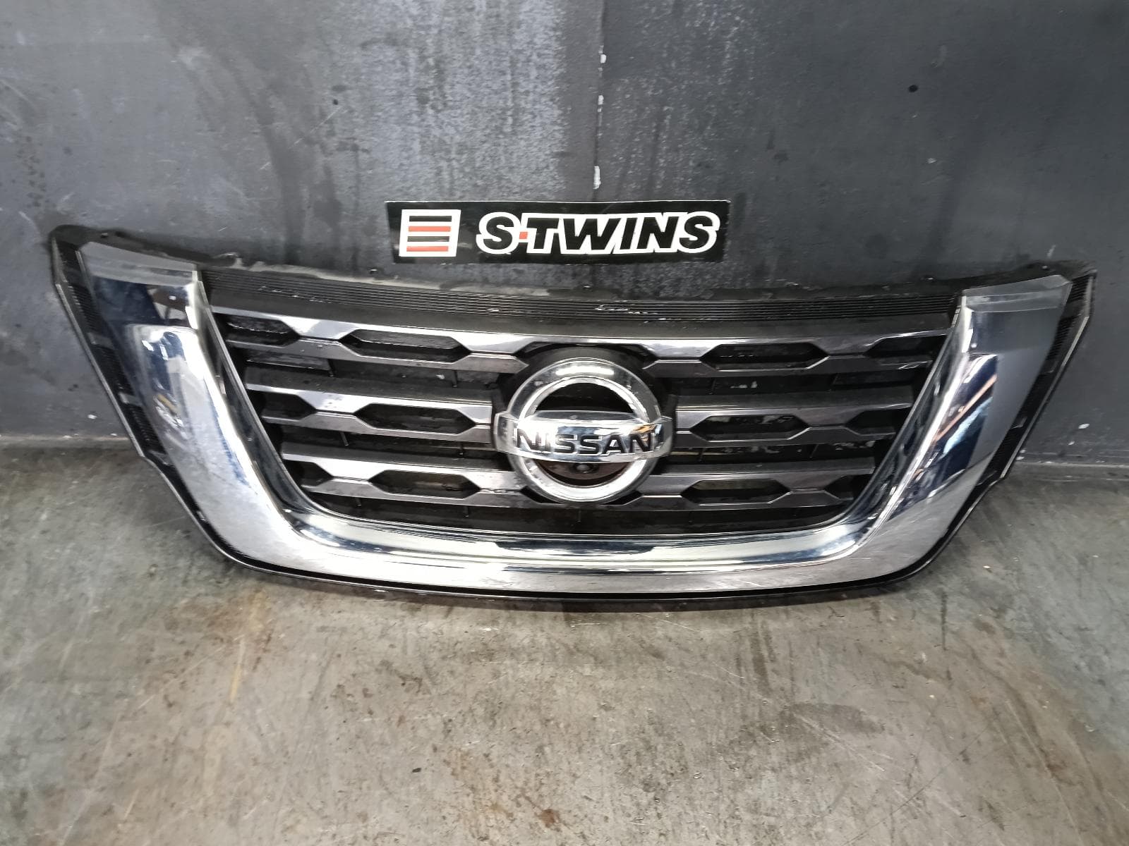 Used auto part listing image: 2019 NISSAN PATHFINDER GRILLE RADIATOR GRILLE, R52, ST-L/Ti, W/ CAMERA TYPE, 12/16-04/21 0000396836