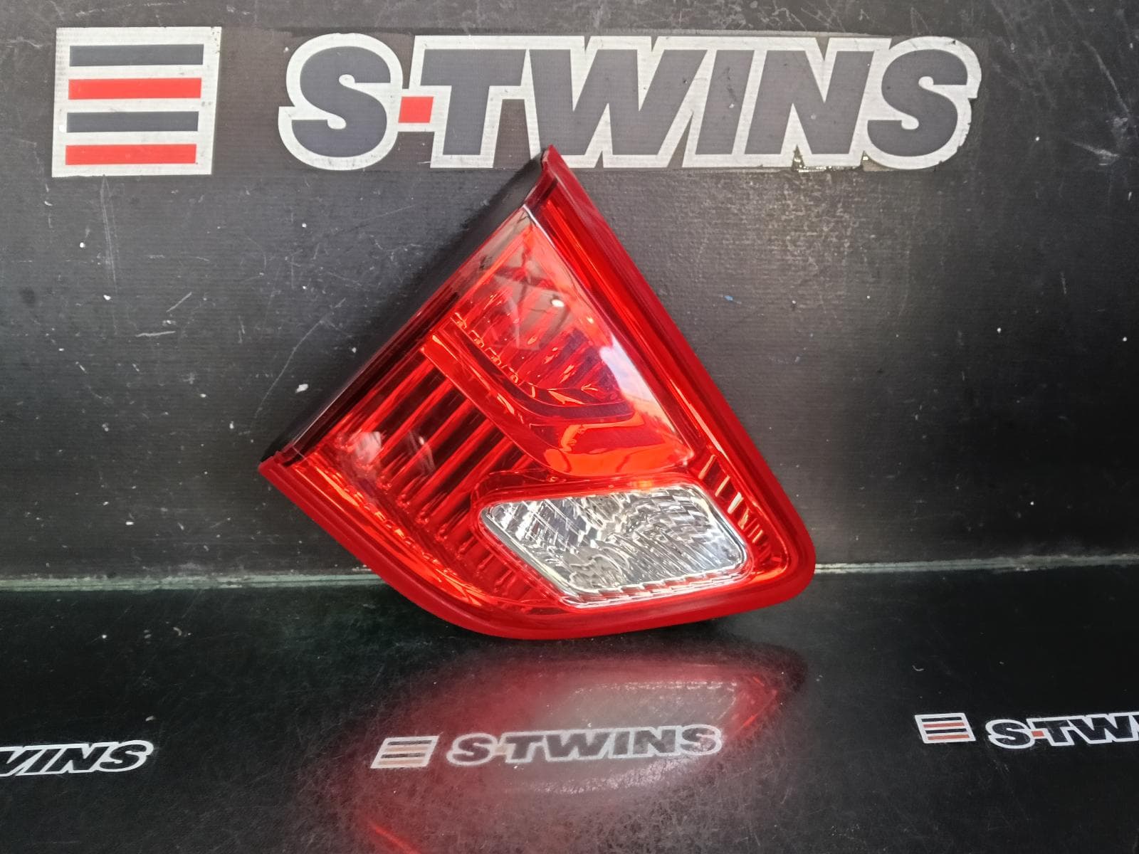 Used auto part listing image: 2019 NISSAN PATHFINDER REAR GARNISH TAILGATE LAMP (LH SIDE), R52, 12/16-04/21 0000396843