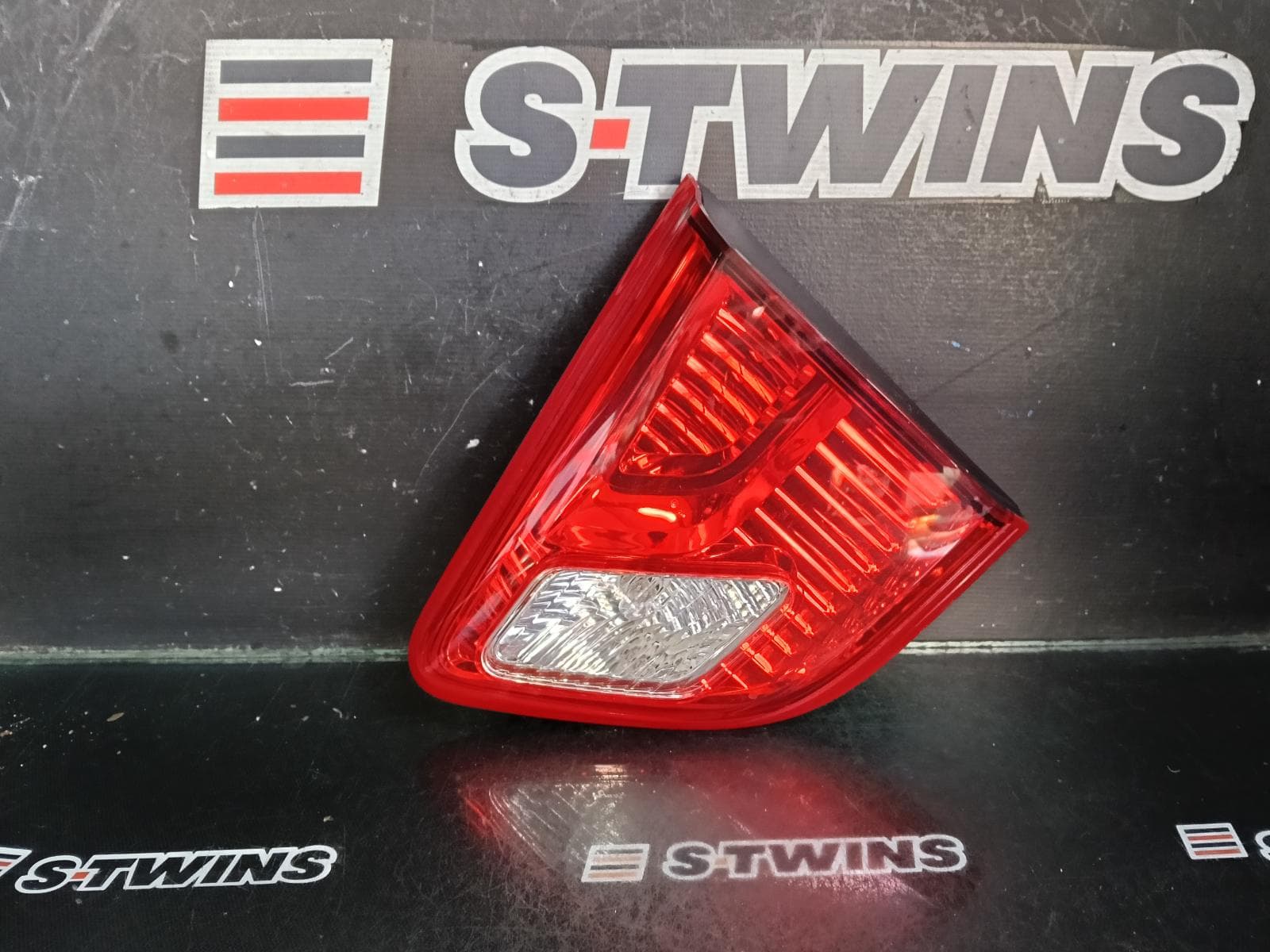 Used auto part listing image: 2019 NISSAN PATHFINDER REAR GARNISH TAILGATE LAMP (RH SIDE), R52, 12/16-04/21 0000396844