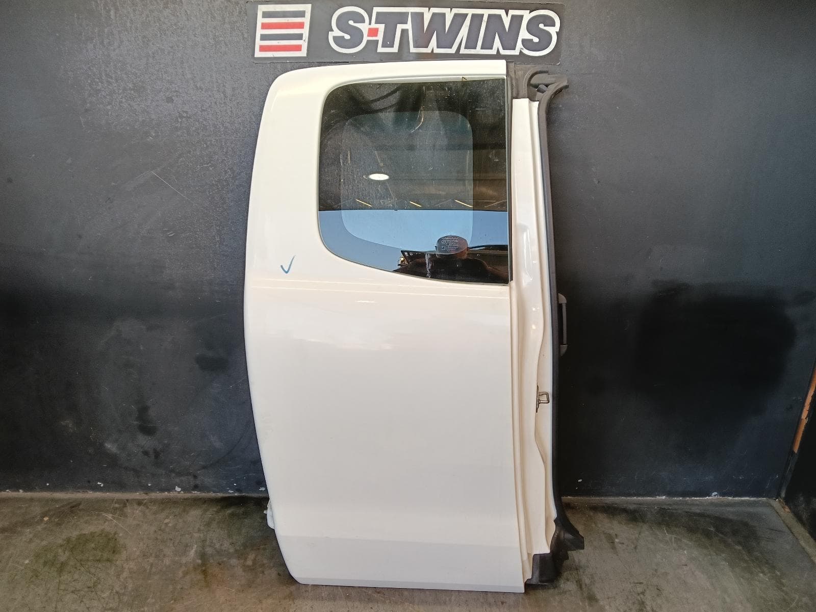 Used auto part listing image: 2014 FORD RANGER RIGHT REAR DOOR SLIDING PX, EXTRA CAB, 06/11-04/22 0000404623