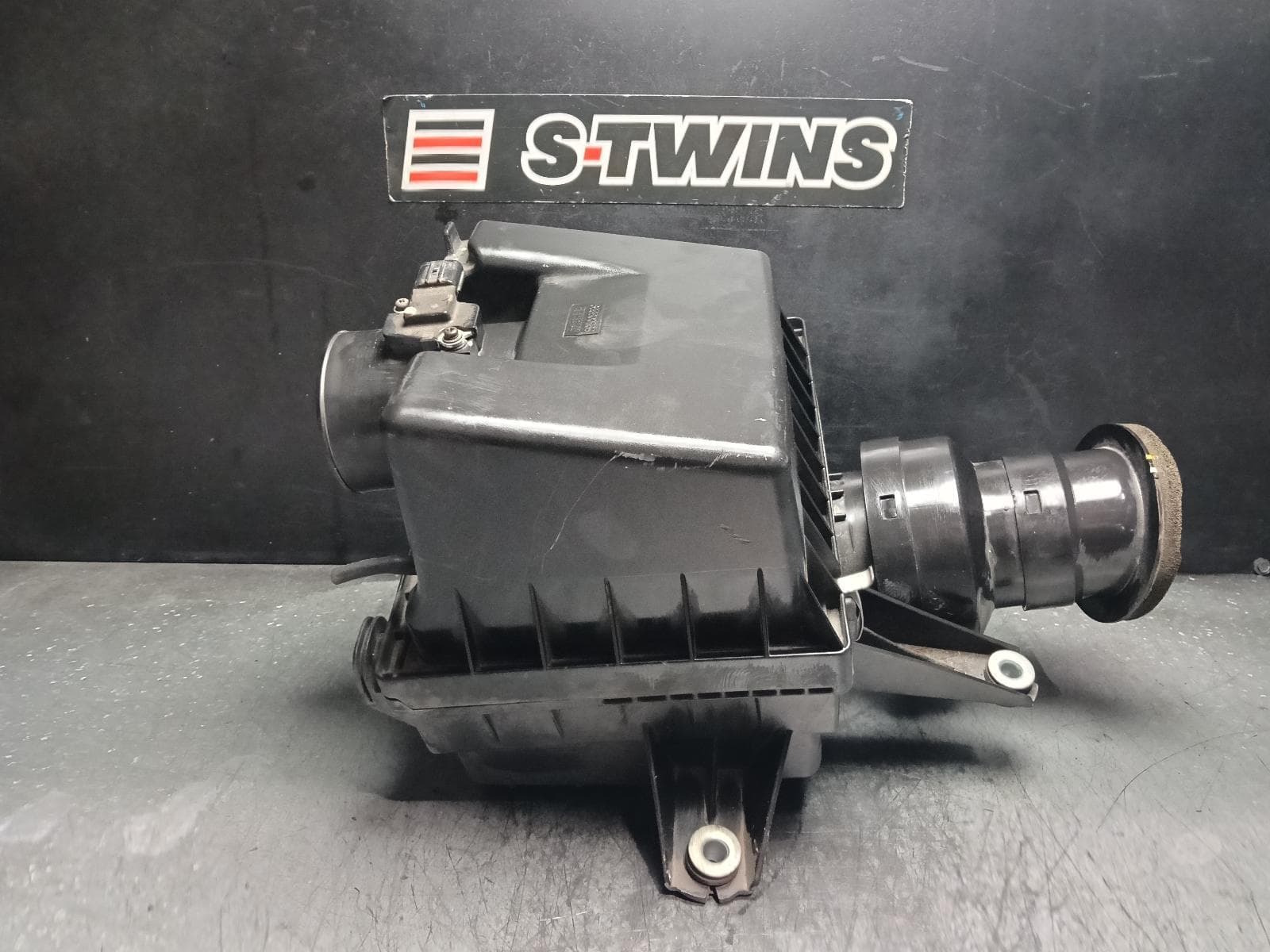 Used auto part listing image: 2011 ISUZU DMAX AIR CLEANER BOX 3.0, 4JJ1 TURBO DIESEL, RA, 10/08-05/12 0000406330