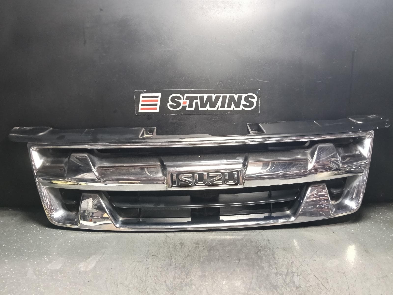 Used auto part listing image: 2011 ISUZU DMAX GRILLE RADIATOR GRILLE, CHROME, RA, 10/08-05/12 0000406334