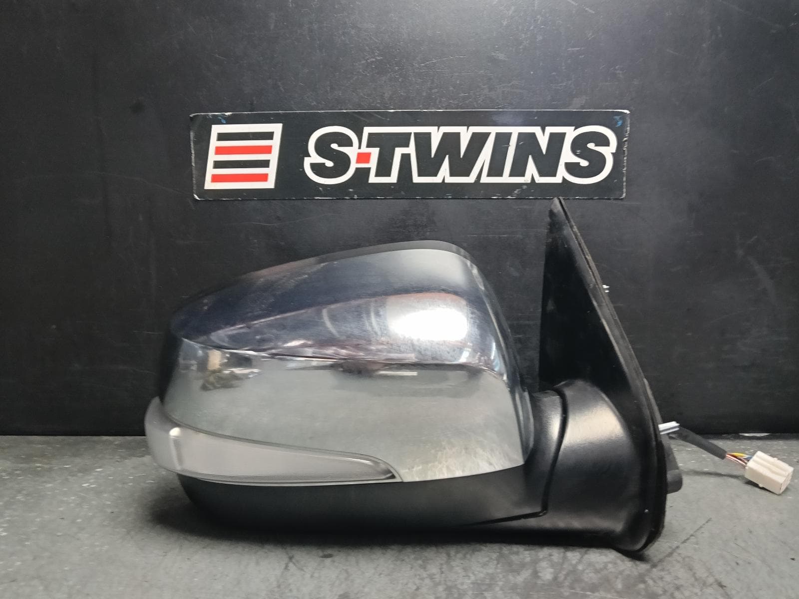 Used auto part listing image: 2011 ISUZU DMAX RIGHT DOOR MIRROR POWER, CHROME, W/ FLASHER TYPE, RA, 10/08-07/12 0000406337