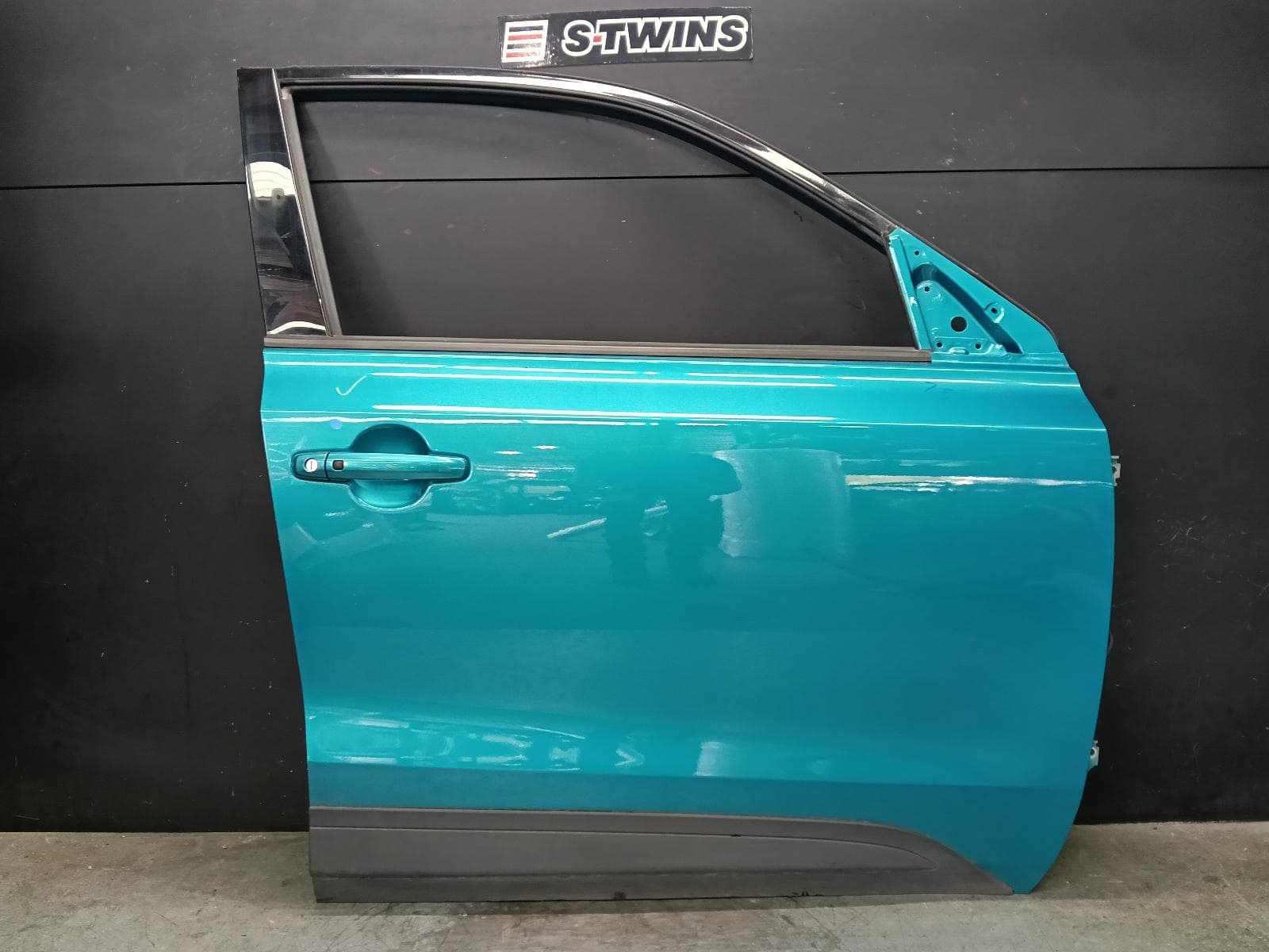 Used auto part listing image: 2023 SUZUKI VITARA RIGHT FRONT DOOR VITARA, LY (VIN TSM), 06/15- 0000398042