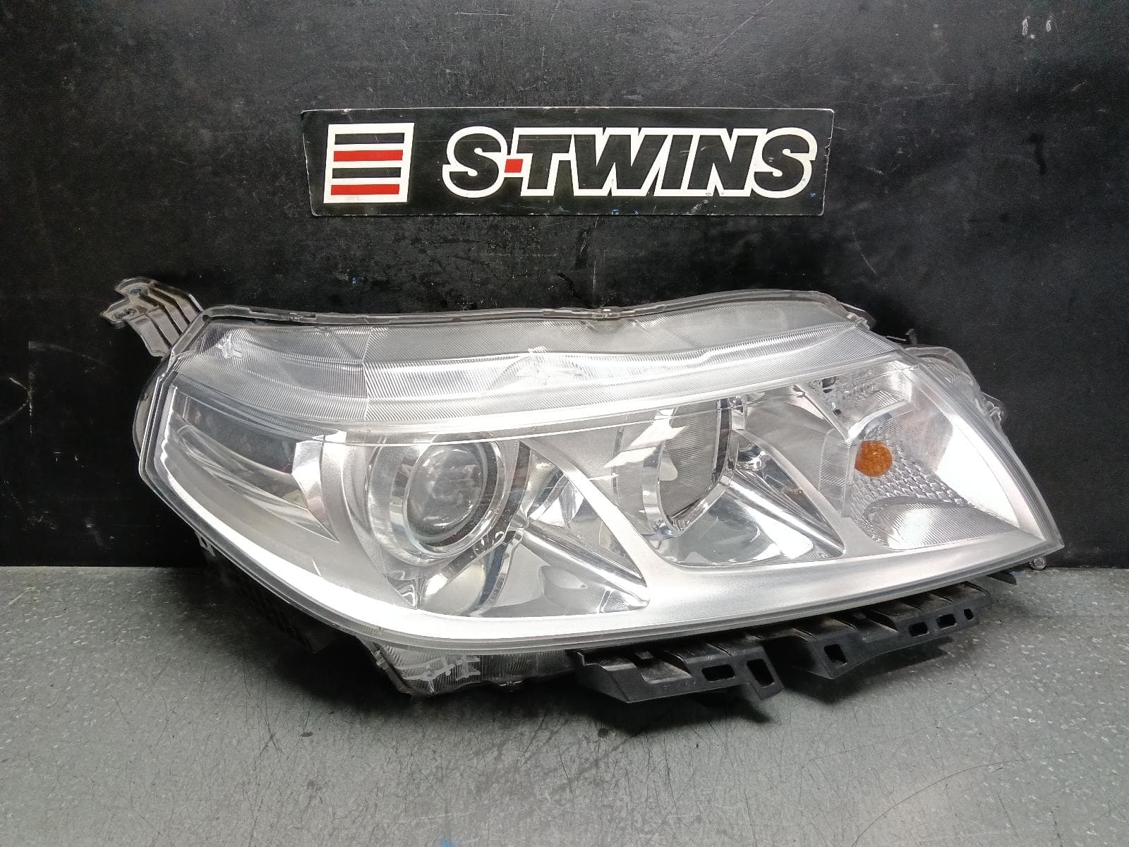 Used auto part listing image: 2023 SUZUKI VITARA RIGHT HEADLAMP VITARA, LY (VIN TSM), W/ HALOGEN, NON ADAPTIVE TYPE, 06/15- 0000398063