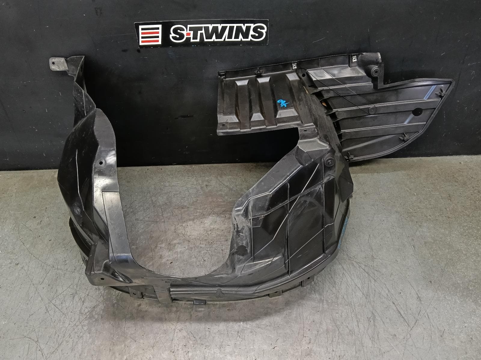 Used auto part listing image: 2023 SUZUKI VITARA RIGHT GUARD LINER VITARA, LY (VIN TSM), FRONT, 06/15- 0000398065