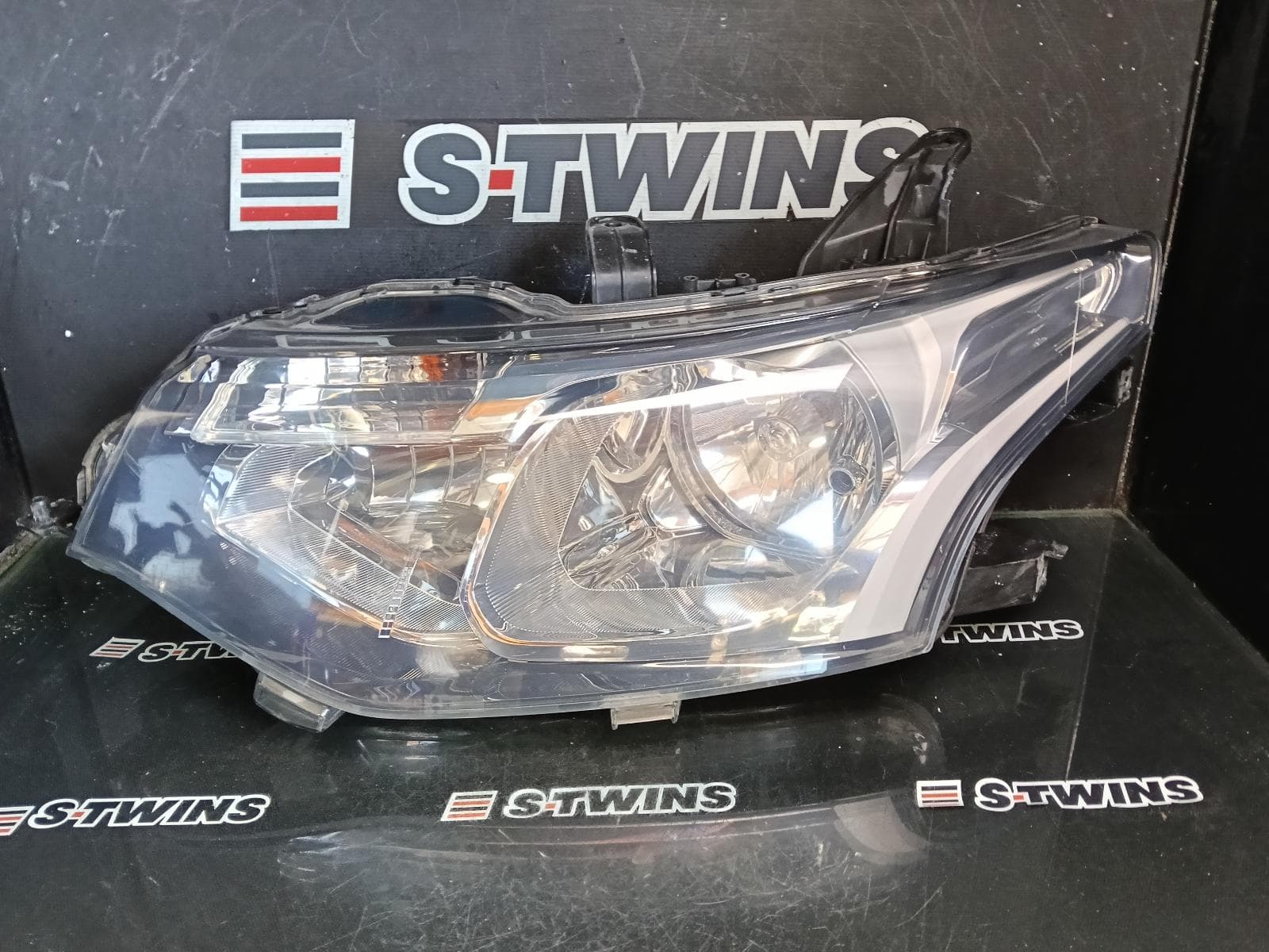 Used auto part listing image: 2014 MITSUBISHI OUTLANDER LEFT HEADLAMP ZJ, HALOGEN, 10/12-03/15 0000395839